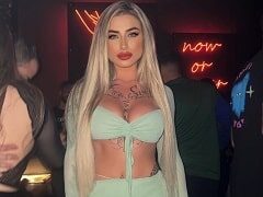Jenny Reis pelada mostrando os peitos grandes