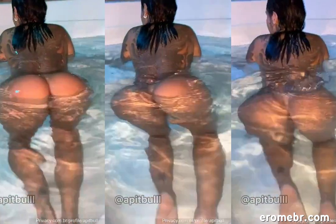 A pitbull nua com pau de borracha na banheira