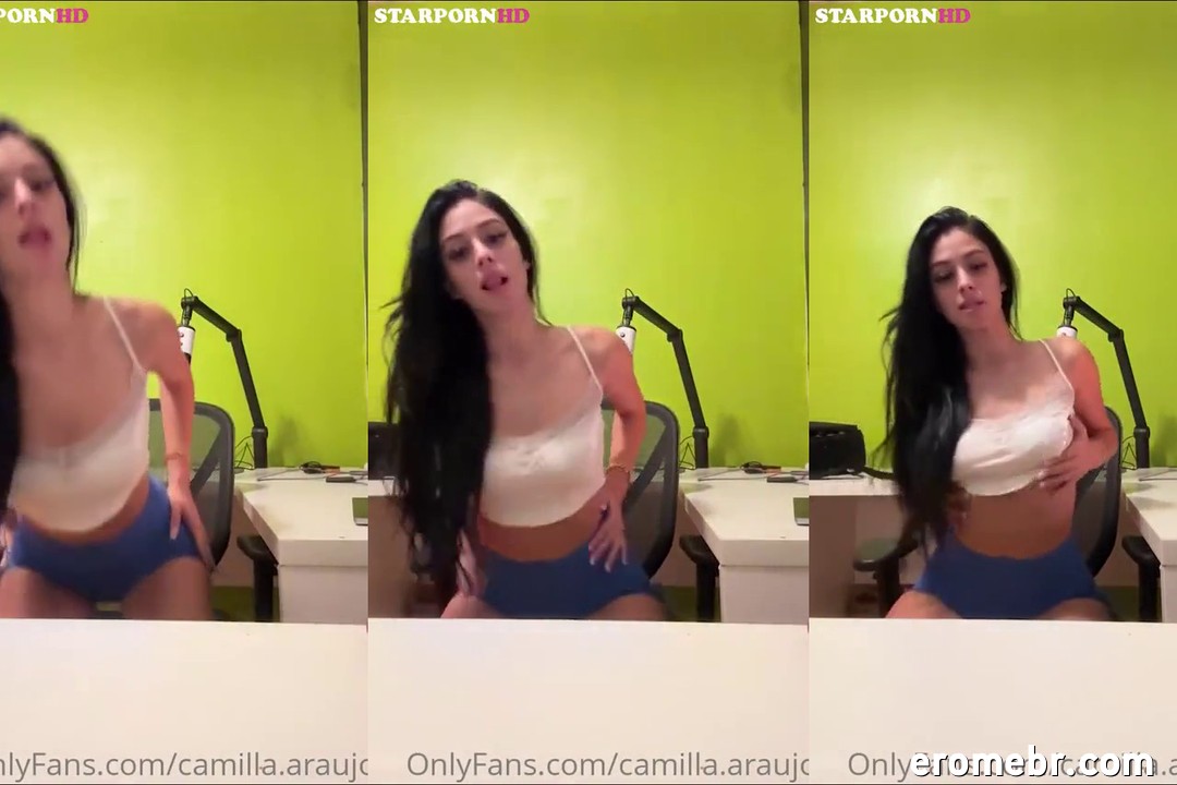 Camilla Araujo nua tocando siririca e chupando o consolo