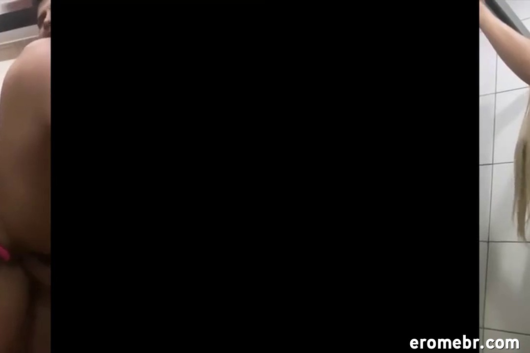 Débora Gomes pelada transando no banheiro