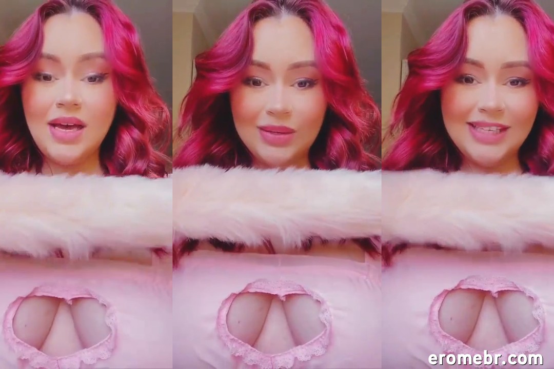 Fabricia Bernardino nua masturbando a buceta com vibrador