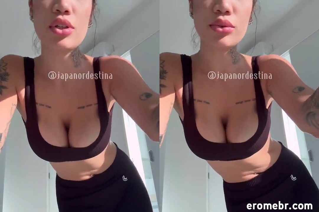 Japa Nordestina peladinha masturbando a buceta com consolo