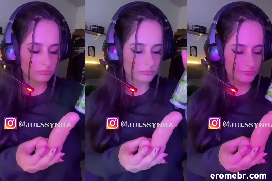 Julssynha nua se masturbando e gozando com consolo