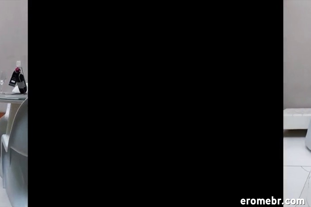 Lays Peace pelada recebendo massagem tântrica