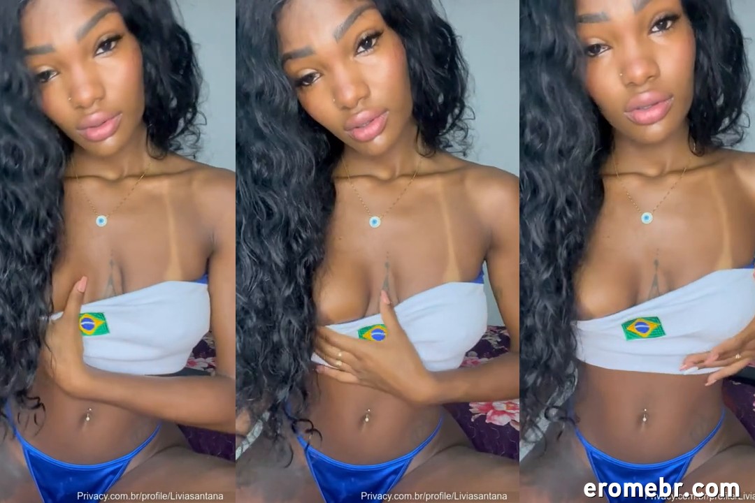 Livia Santana pelada sentando no consolo e se masturbando