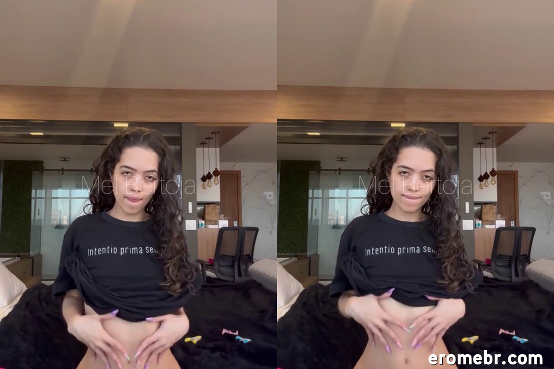 Mel Bertoja only fans com muito tesão usando vibrador