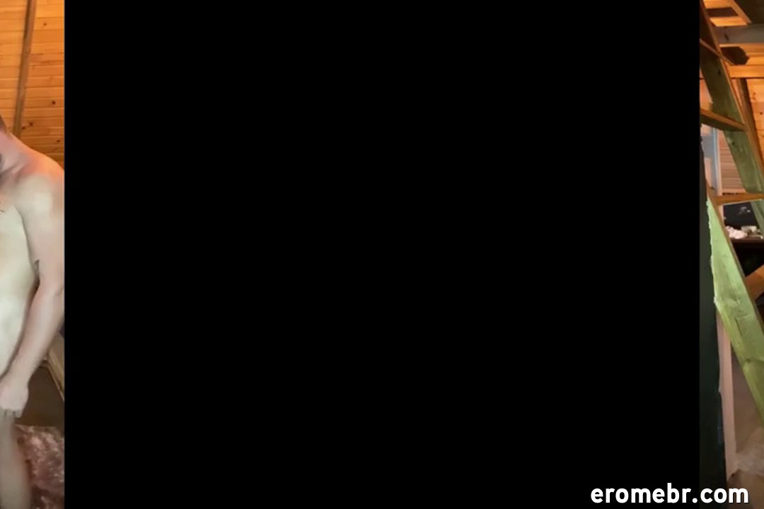 Minigabys fodendo com vontade em cima da escada