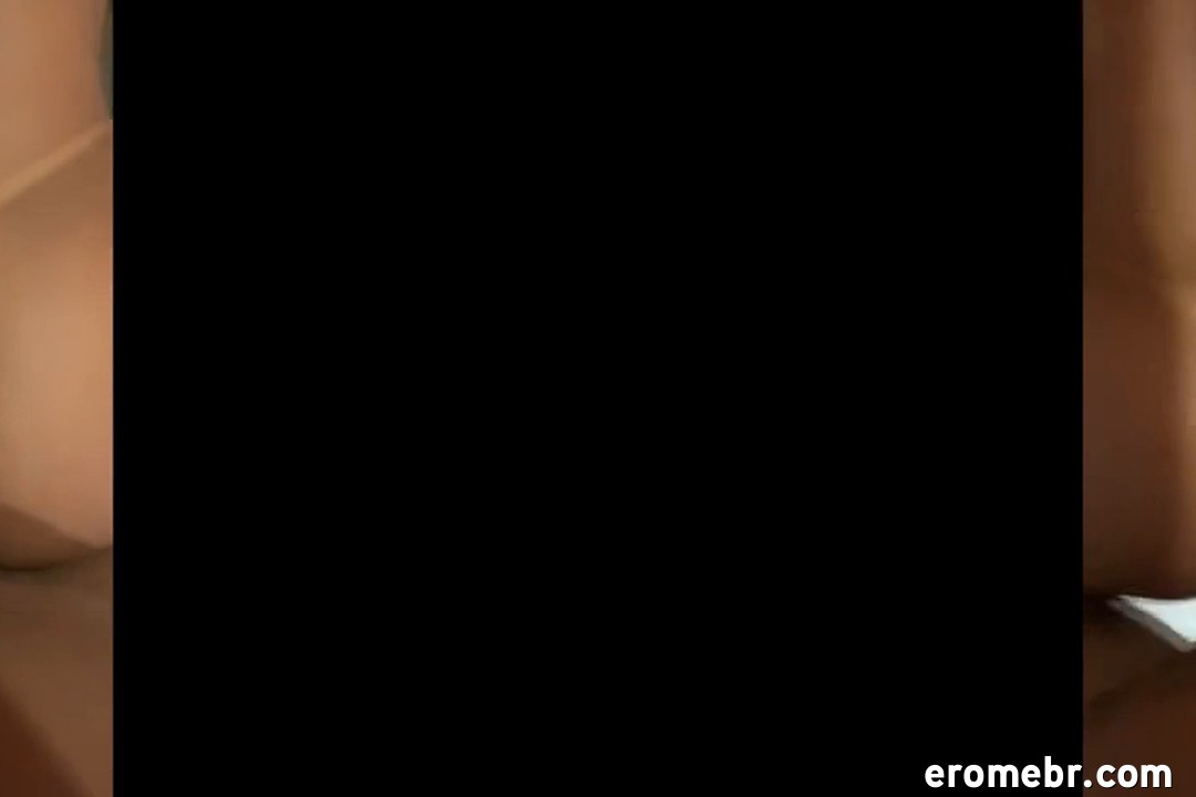 Mirian Gabriela nua fodendo de quatro gemendo de tesão