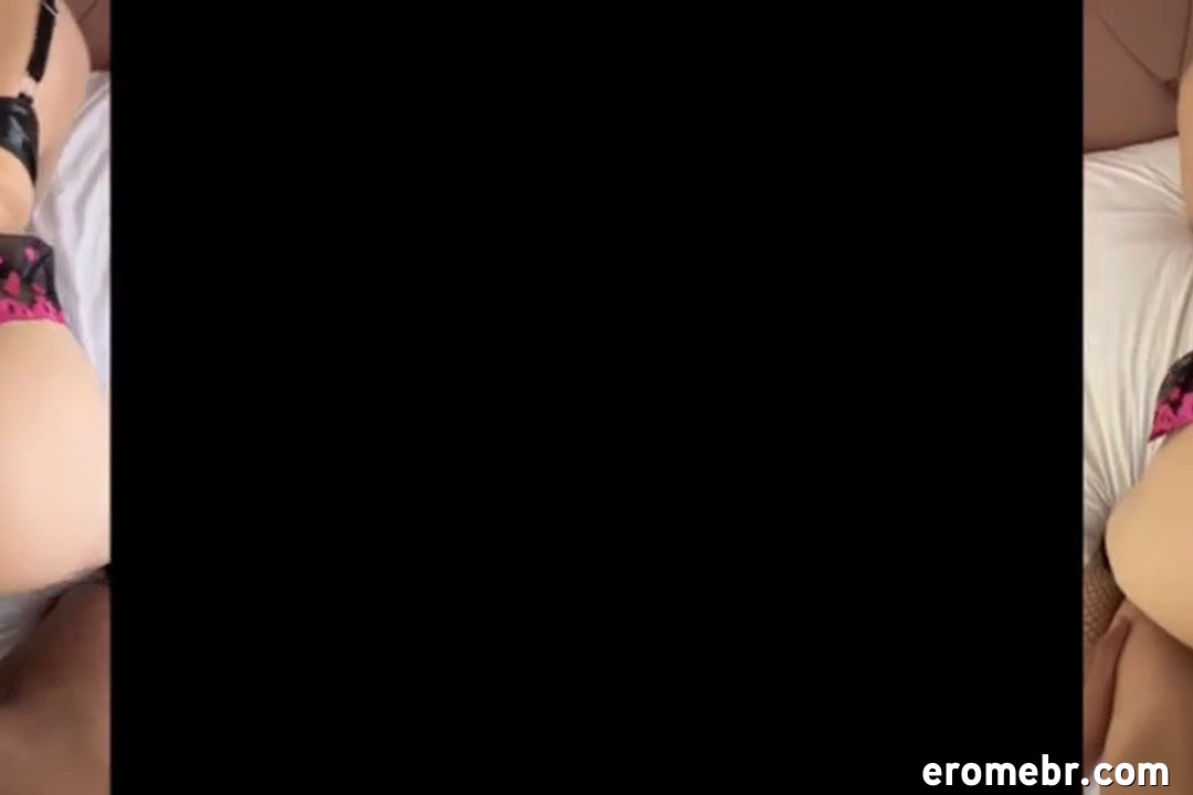 Priscila Krause transando de quatro levando gozada na buceta