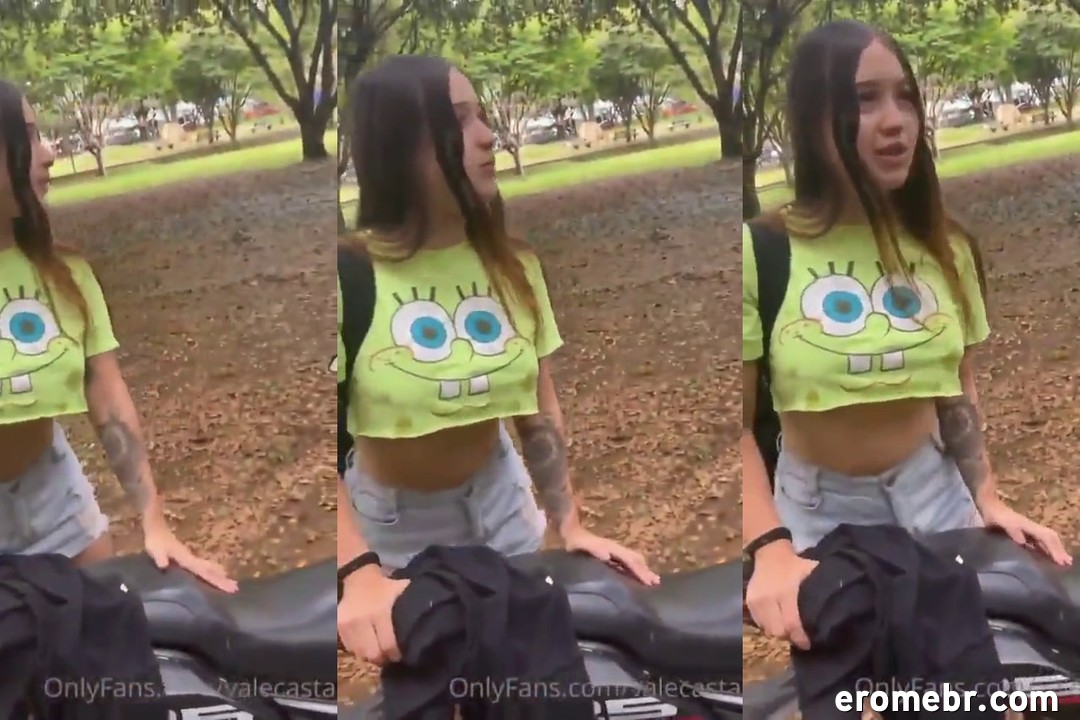 Valeria Castaneda pelada​ se masturbando na praça com consolo