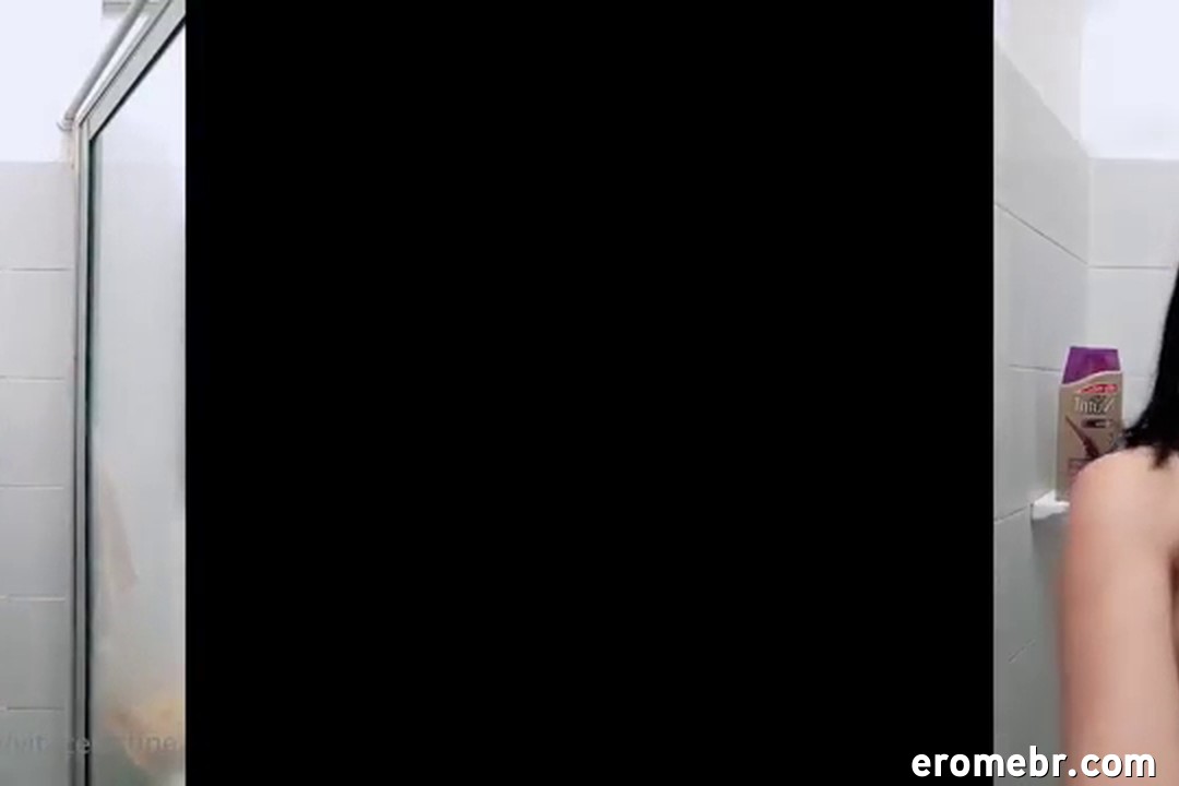 Vita Celestine pelada tocando siririca e usando vibrador